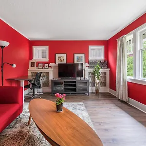 Charming Garden Retreat In Prime Van Location Vancouver