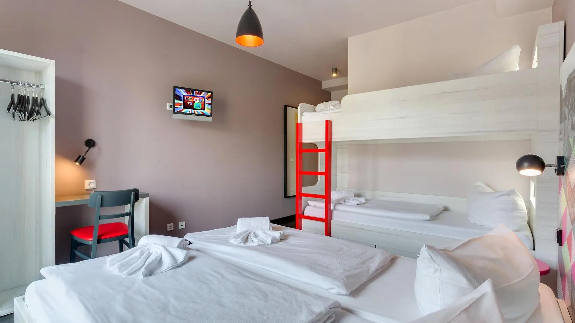 Meininger Hotel Berlin Alexanderplatz 3*,